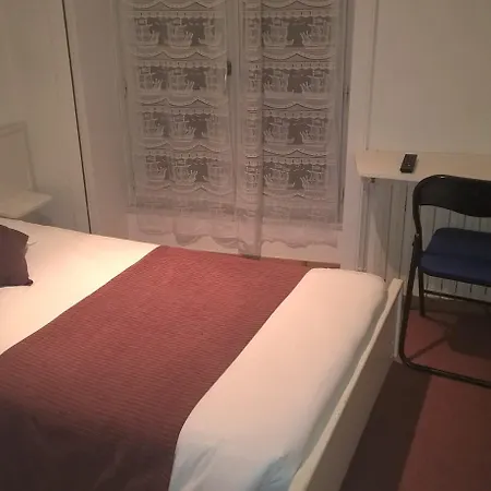 Szálloda De Paris 2*